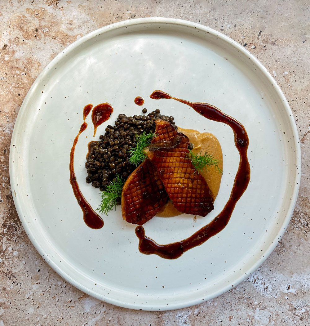 Geschmorte Kräuterseitlinge mit Zwiebelcreme und Beluga Linsen