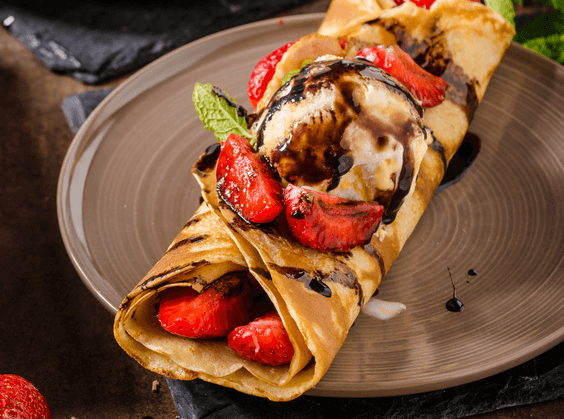 Crêpe mit karamellisierten Erdbeeren und Vanilleeis