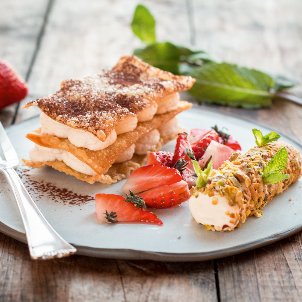 Millefeuille mit Kaffeemousse, marinierten Erdbeeren und Buttermilchparfait