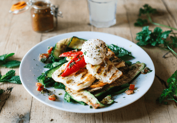 Marinierter Halloumi-Käse mit Sommersalat