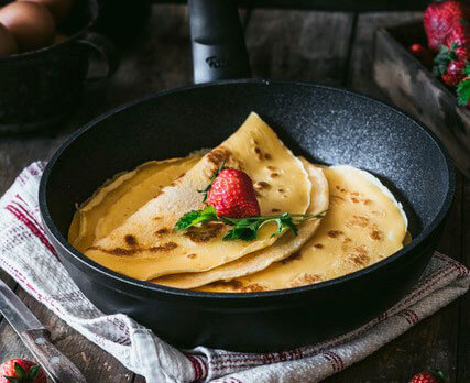 Pfannkuchen mit Mascarponefüllung und Erdbeeren