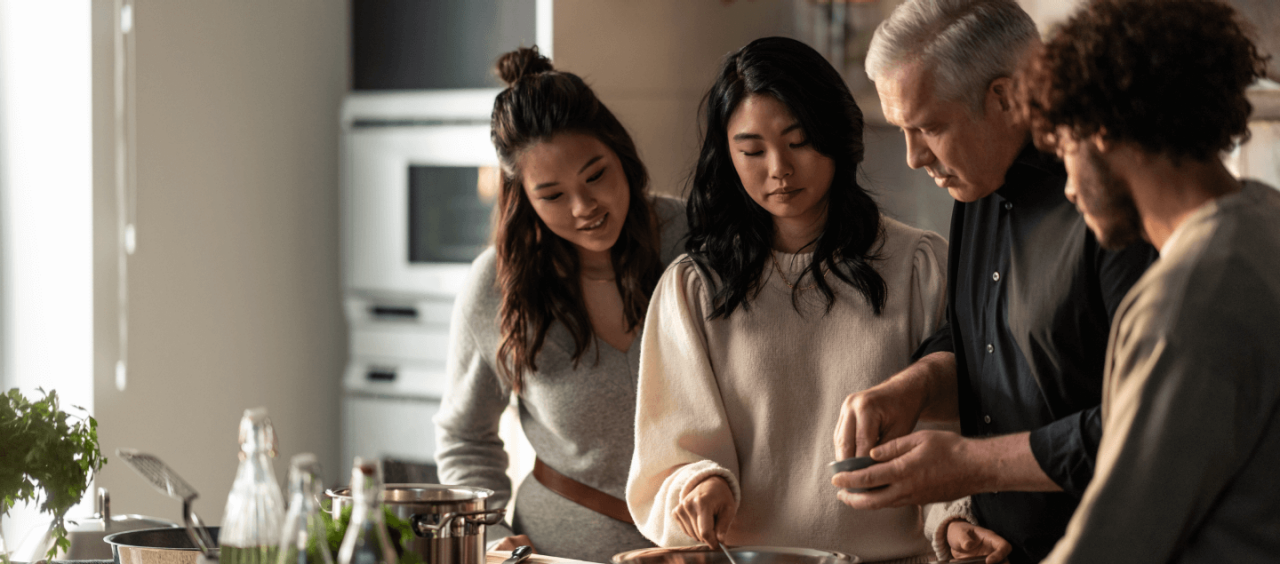 Alexander Herrmann demonstrates cooking in the Fissler Original-Profi Collection pan