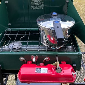 いつもならコンロ２口とも使うところが１口でOK。一度にメイン料理と炊飯ができます