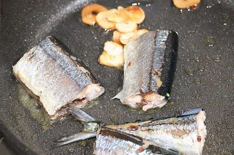 焼きさんまとキノコの炊き込みご飯手順