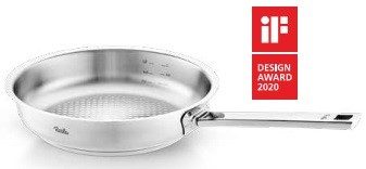 Silberne Original Profi Collection® Stielpfanne von Fissler mit kleinem Fissler-Schriftzug auf der Pfanne und Logos der Auszeichnungen Design Award 2020 und Red Dot Design Awards 2022 daneben