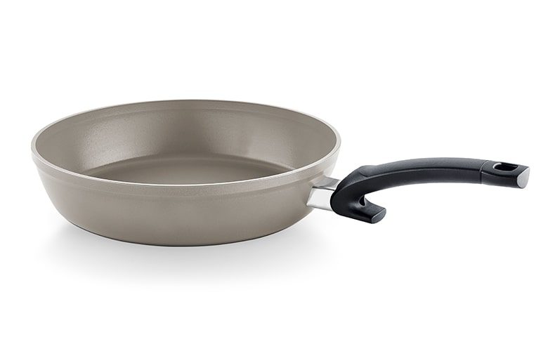 Ceratal® Comfort Pfanne von Fissler mit Button "Neu" und Logo der Auszeichnungen German Innovation Award 2022 und Red Dot Design Award 2022 daneben