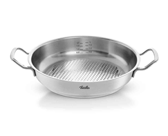 Silberne Original-Profi Collection® Servierpfanne von Fissler mit jeweils einem Henkel links und rechts, Waffelstruktur auf dem Boden und kleinem Fissler-Schriftzug außen auf der Pfanne